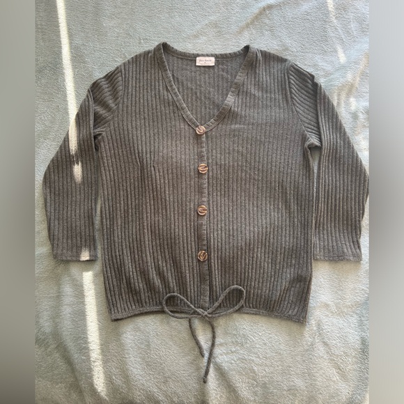 Three-Quarter Sleeve Women’s Top - Picture 1 of 2